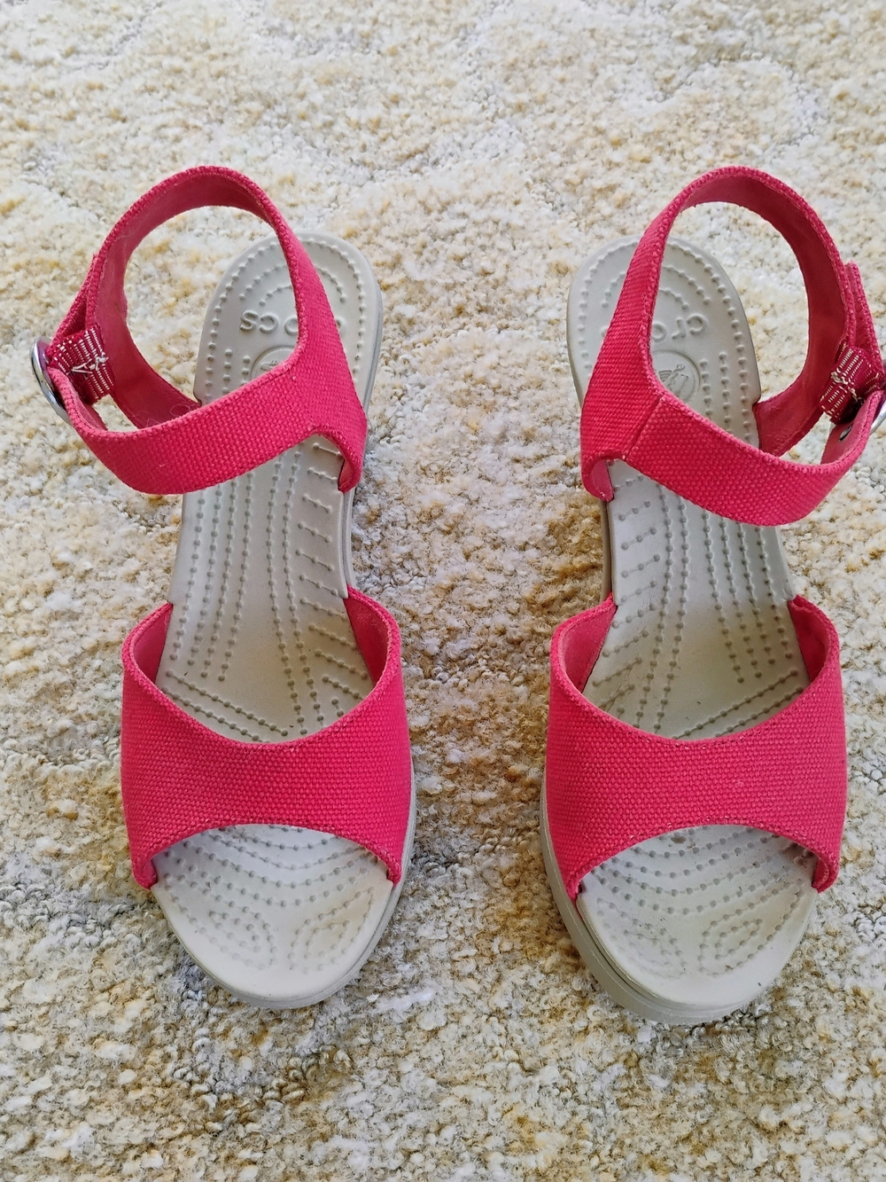 *EUC* CROCS HANALEI RED FABRIC WEDGE SANDALS women's size 6